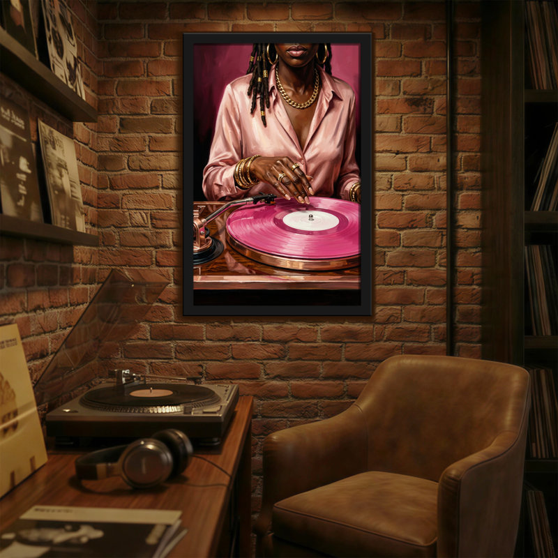Femme abstraite avec tourne-disque vinyle rose, H 24 po x l 16 po
