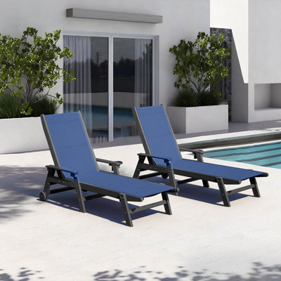 Ensemble de 2 chaises longues en PEHD et PVC-coated polyester avec accoudoirs, dossier réglable à 5 positions, roues, porte-gobelets cachés