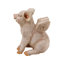 Cochon souriant avec des ailes assis