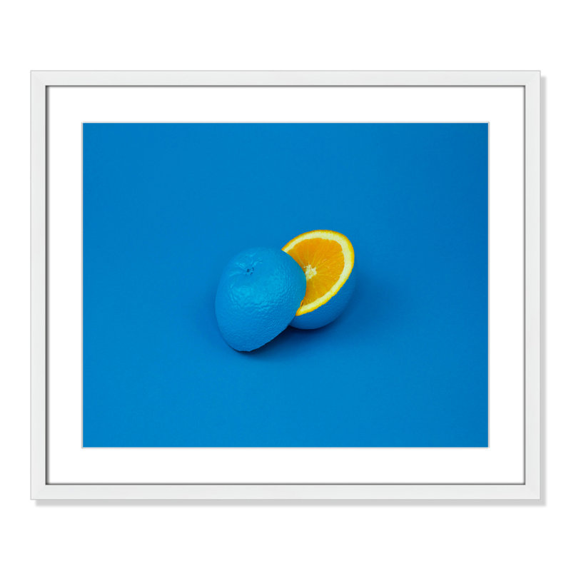 Pop orange en bleu par Davisuko, H 21,5 po x l 25,5 po x P 1,25 po, Papier blanc encadré, Blanc