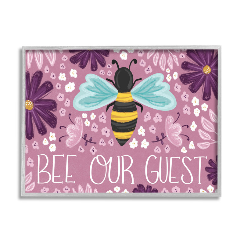 «Bee Our Welcome Welcome», fleurs de chalet mauves par Emily Cromwell, Cadre gris, H 24 po x l 30 po