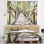 Pont en bois tapissé de forêt-28507643