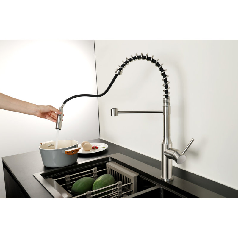 Robinet de cuisine classique rétractable à une poignée Nayeli High Arc, ligne d'alimentation incluse, nickel brossé