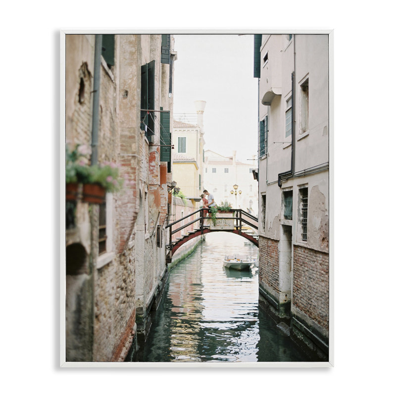 Couple sur le pont du canal, estampe numérique de Justine Milton, Giclée encadrée blanc bord de mer, H 20 po x l 16 po