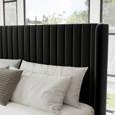 Lit plateforme tapissier en velours double avec tête de lit à oreilles et lattes en bois