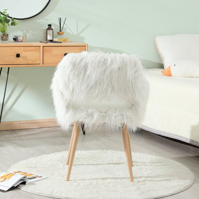 Chaise rembourrée confortable en fausse fourrure avec pieds en métal pour les sous-sols confortables