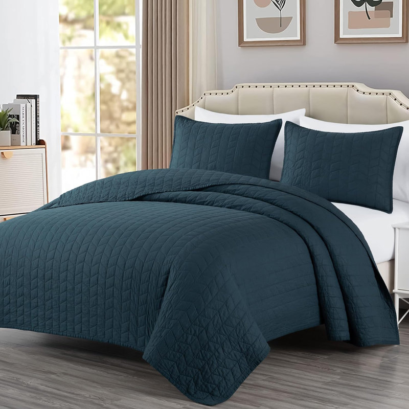 Dark Blue Queen Cotton Reversible Quilt Set with Herringbone Pattern