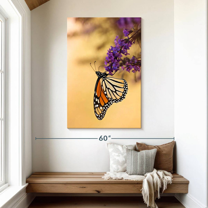 Papillon Brampt embrassant la lavande, H 48 po x l 32 po