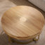 Table basse moderne et ronde à motif sculpté en bois avec pieds en métal