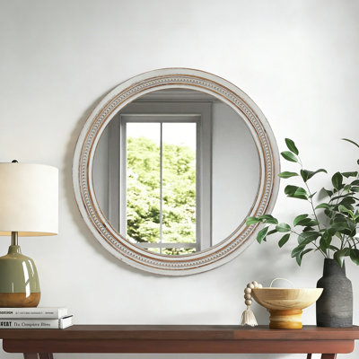 Miroir mural vintage rétro avec cadre blanc vieilli et garniture ornée de perles pour une décoration intérieure élégante