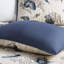 Courtepointe réversible en microfibre bleu avec motifs corail et coussins décoratifs bleus-121405784