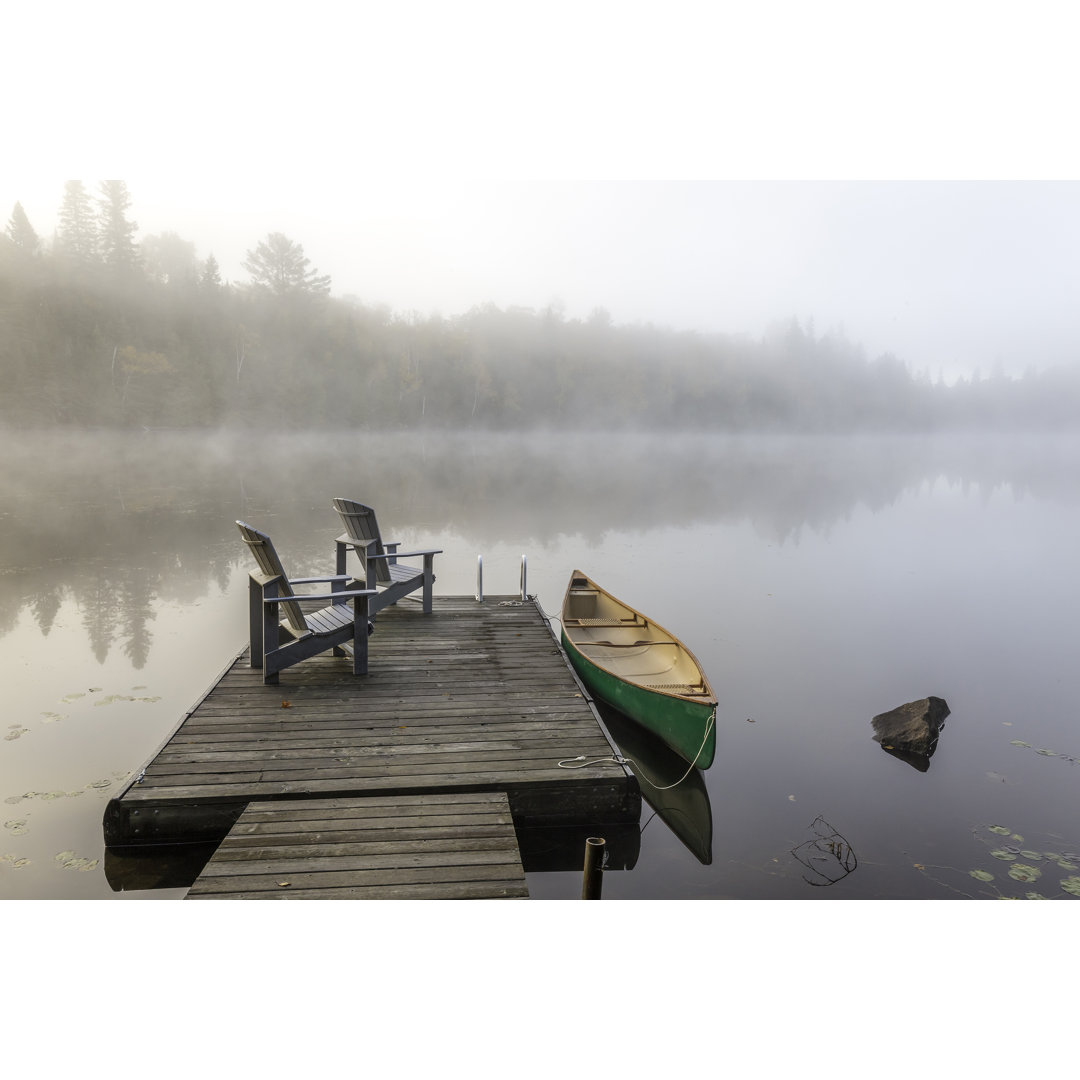 Leinwandbild Grünes Kanu und Dock an einem nebligen Morgen von Brian Lasenby