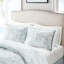 Édredon en coton blanc avec jupe de lit brodée foncée et 2 taies décoratives avec bourre et accessoires-119105898