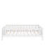 Lit plateforme en bois avec garde-corps-363397128
