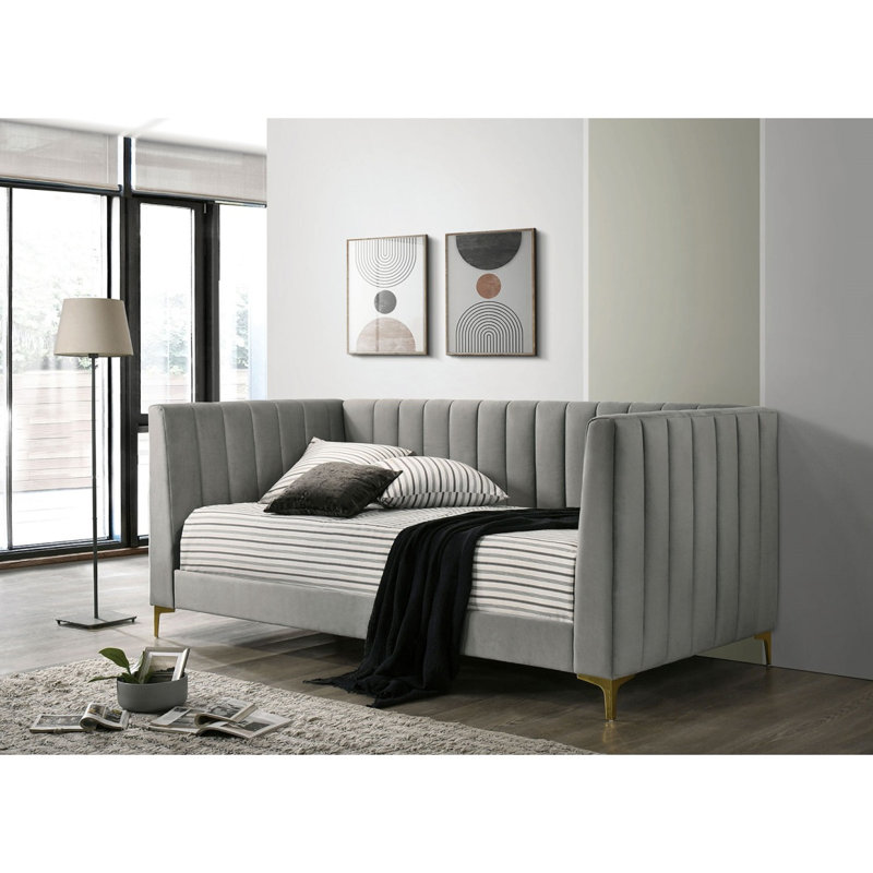 Lit de jour de style contemporain avec siège d'inspiration tuxedo et pieds en métal doré touffetés gris clair