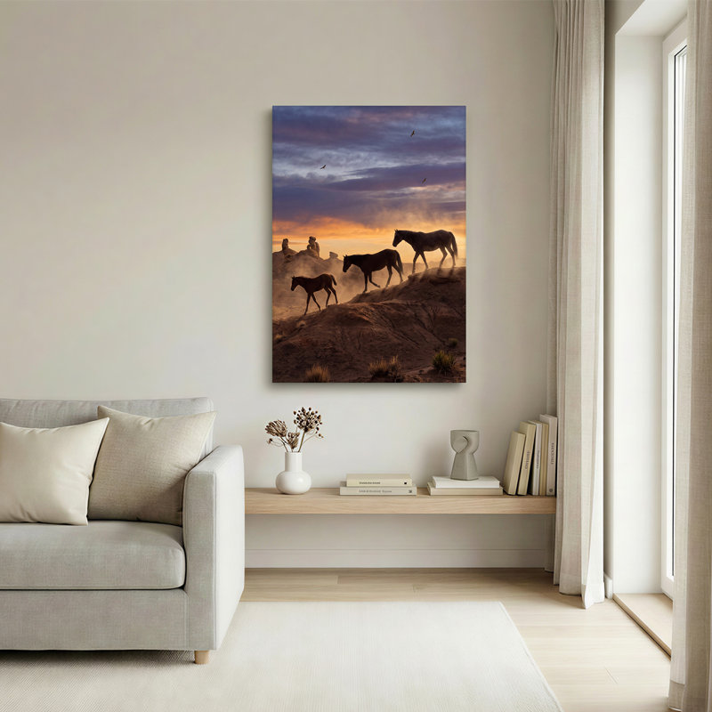Art mural sur toile, Chevaux sauvages marchant sur la crête du désert au coucher du soleil, 36"H x 24"W