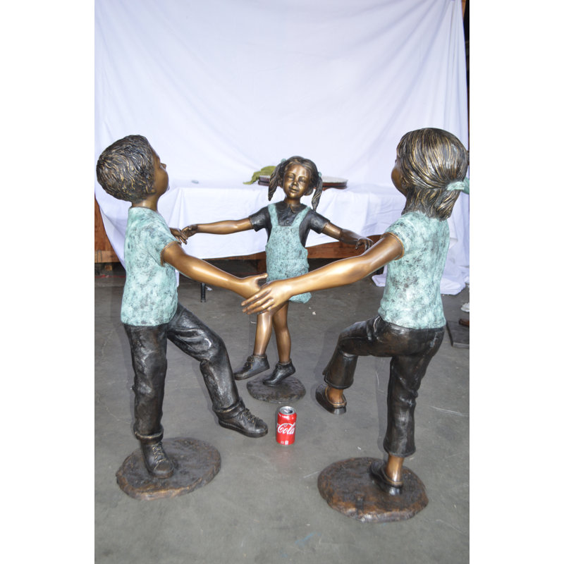Statue de trois enfants tenant la main en bronze