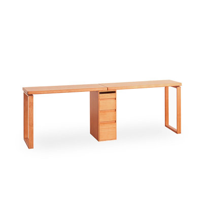 Bureau rectangulaire brun en bois massif