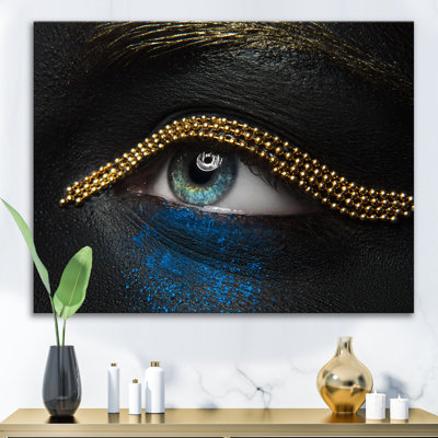 Yeux féminins avec peau noire et chaîne en or - photographie sur toile