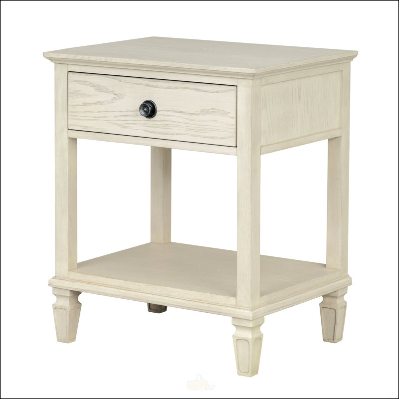 Table de chevet antique avec rangement ouvert et détails en brosse métallique, parfaite pour un décor classique et rustique.