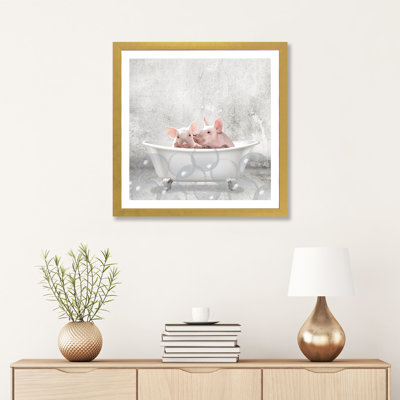 «Baby Piglets Bath» par Kimberly Allen - reproduction de photo encadrée