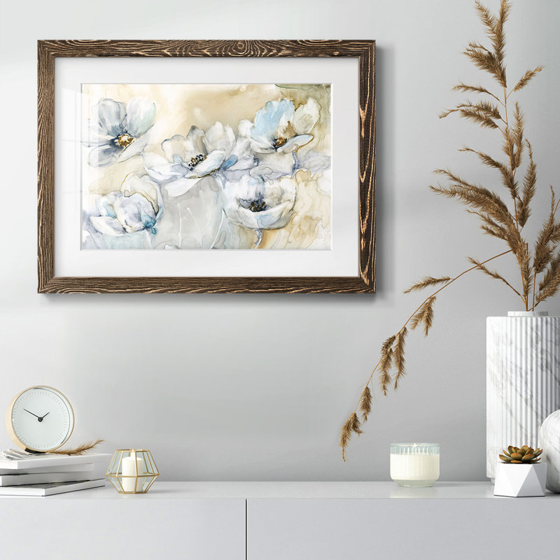 Fleurs tendres encadrées sur papier, Noyer, H 22 po x l 32 po x P 1,5 po