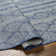 Tapis géométrique bleu / beige tissé à la machine Rectangle Baiden