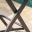 Chaise pliante d'extérieur en osier et tabourets de bar en rotin
