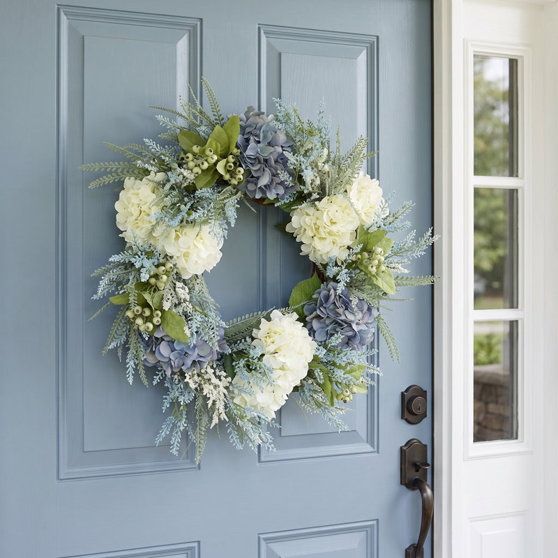 Couronne d'hortensia bleue et blanche avec bruyère et baies