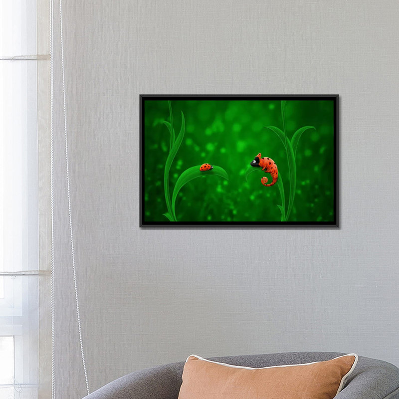 Leonia «Lady Bug and Chameleon», reproduction sur toile tendue, H 18 po x l 26 po x P 1,5 po, Toile encadrée noire