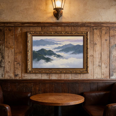 Impression de la montagne Misty, cadre mural vintage orné – Cadre doré décoratif pour œuvres d'art.