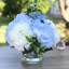 Arrangement floral d'hortensias dans un vase en verre