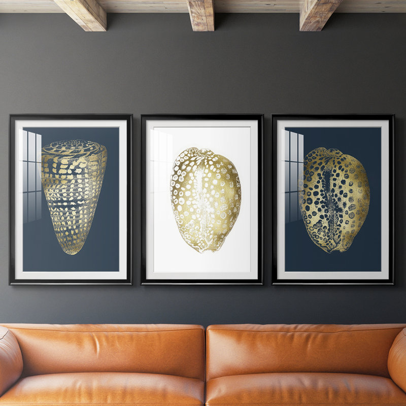 Coquille en feuille d'or I sur cobalt - reproduction sur mesure encadrée de qualité supérieure - 3 pièces, H 19 po x l 27 po