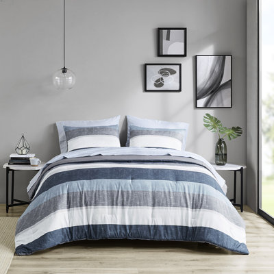 Édredon simple bleu / gris avec des feuilles à rayures. Matériau en microfibre. . Édredon, 2 taies décoratives, drap, taies d'oreiller. Convient à un matelas d'une profondeur maximale de 14 po. Lavable à la machine. Édredon pour la literie.. Comprend