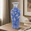 Vase en porcelaine bleue et blanche avec motif de grenade et floral, 7,66 x 20,2 pouces