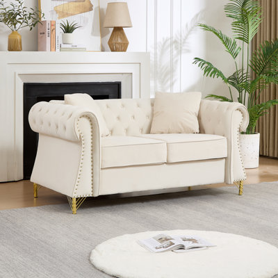 Canapé Chesterfield de 58,5 po en velours, dossier capitonné à boutons et accoudoirs et accoudoirs arrondis roulés, garniture cloutée sur les accoudoirs, pieds en métal élégants, 2 coussins décoratifs pour le salon, l’appartement et la chambre à coucher
