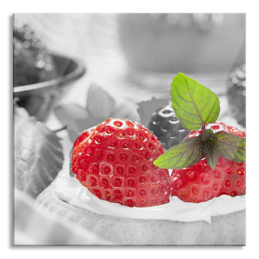 Ungerahmtes Foto auf Glas "Delicious Strawberry Tartlet"