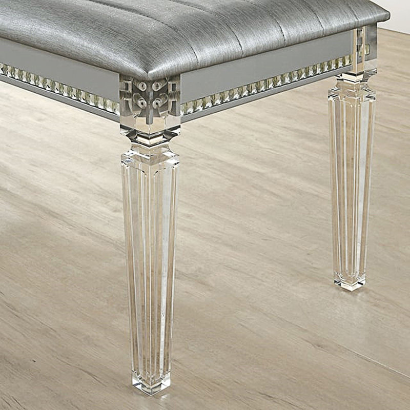 Banc de rangement à l'extrémité du lit