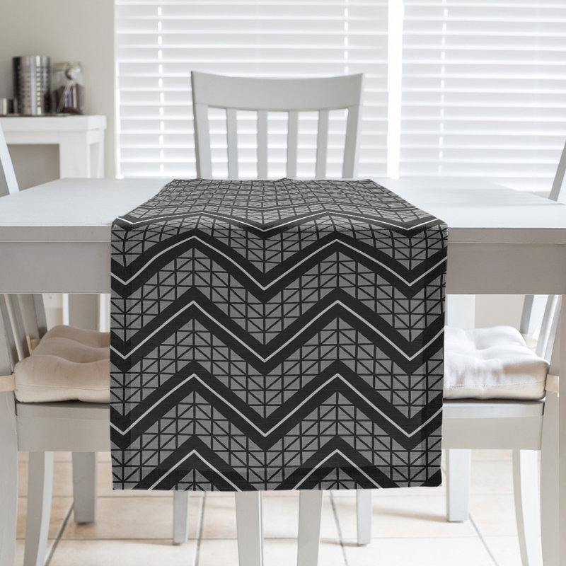 Chemin de table à chevrons à la main classic Stephenie, 16 po x 90 po, Noir clair / Gris