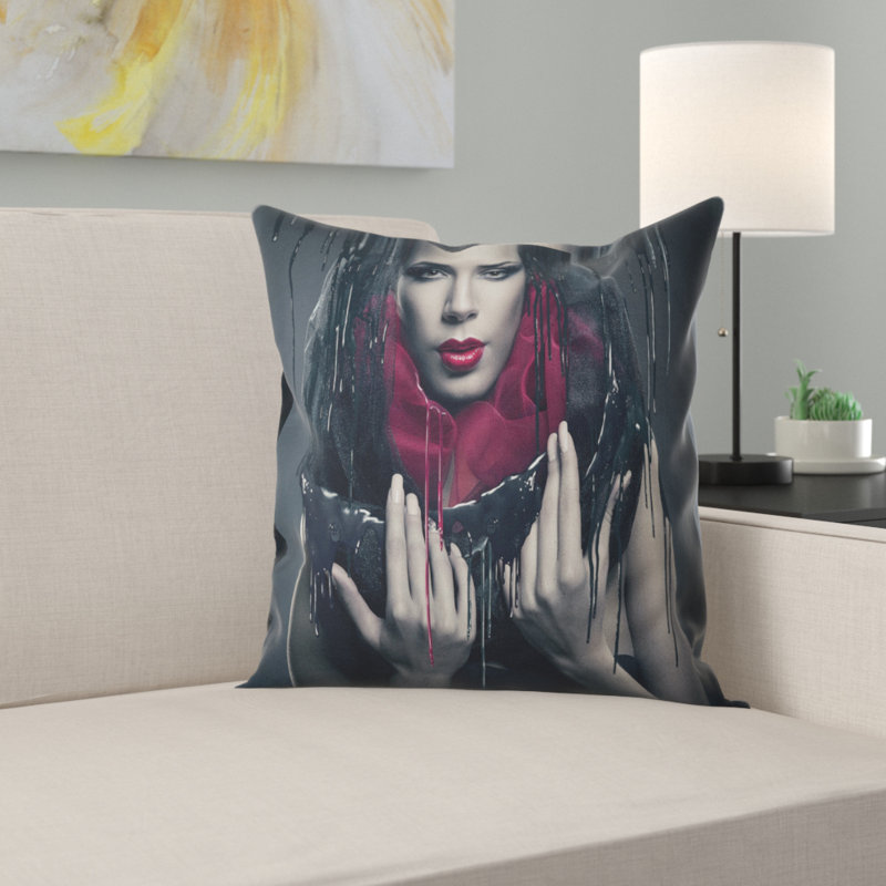 Femme passionnée en noir - coussin imprimé Portrait, 16 po x 1 po, Coussin décoratif