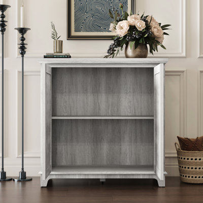 Élégant buffet gris avec portes en miroir décoratives, motifs papillons, grain de bois 3D, assemblage facile pour la décoration de la chambre et le buffet, tablette réglable, polyvalence, entrée idéale