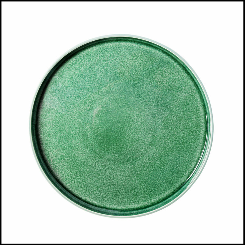 Assiette à dîner empilable en grès vert Parker avec finition brillante et mate, parfaite pour une salle à manger élégante et peu encombrante
