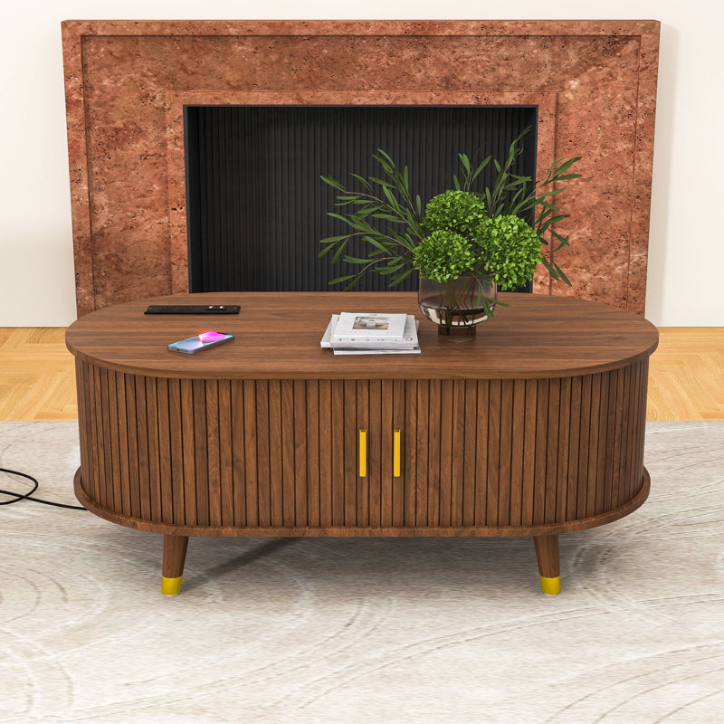 Table basse Mid-Century en bois avec portes coulissantes cannelées, station de charge intégrée et rangement, Noyer