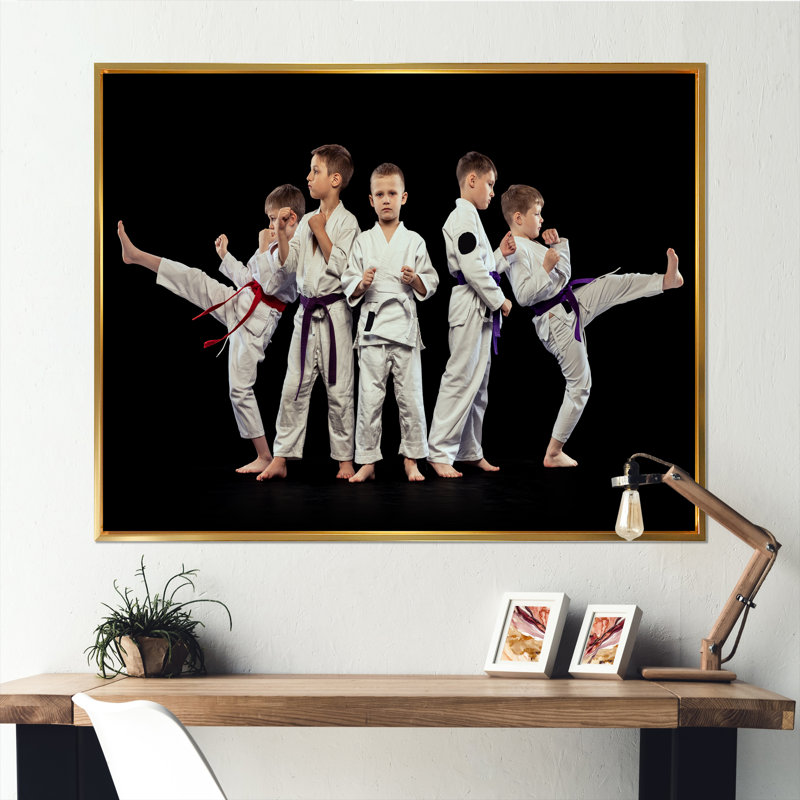 Karaté enfants sur toile, Cadre flottant doré, H 24 po x l 32 po x P 1 po
