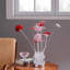 Lampe de table - Aluminium 4 roses rouges 6 pétales floraux 2 boutons floraux rouges / argentés sur un vase moderne chromé 4 carrés Hexagona