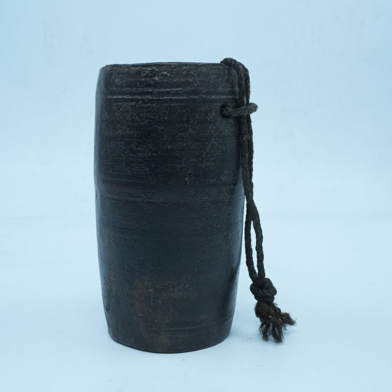 Vase décoratif en bois brun avec bordure en corde - Pièce rustique de maison de campagne