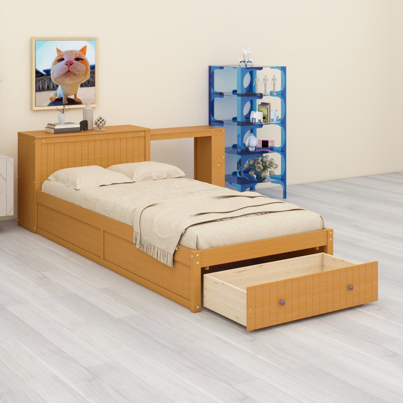 Le lit plateforme avec bureau et rangement intégrés présente un style moderne avec de larges tablettes de tête de lit, Noyer