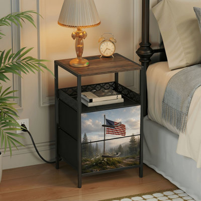 Table de chevet 2 tiroirs avec station de charge, table de chevet pour chambre avec ports USB et amp; «Outlets Open Shelf» noir, table de chevet avec impression d'aquarelle rétro «American Flag Waving Misty Forest Wildflowers»