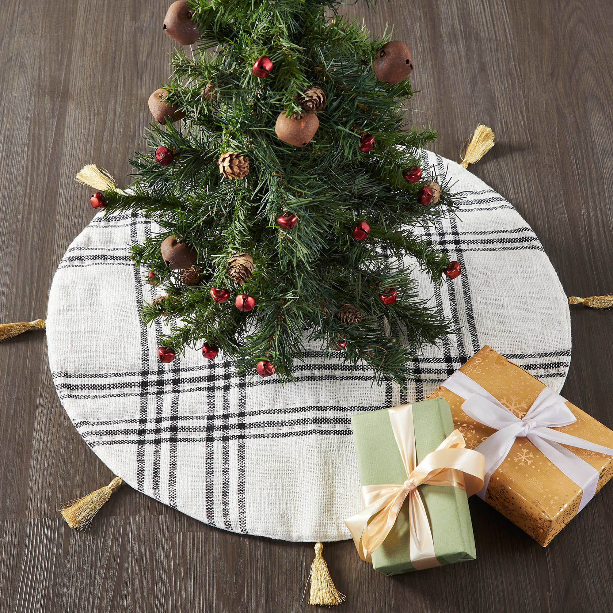 Green plaid outlet tree skirt