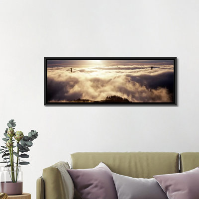 Pont suspendu recouvert de brouillard vu de Hawk Hill, pont Golden Gate, baie de San Francisco, Californie par Panoramic Images - reproduction de photo sur toile